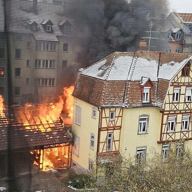 Durch die Strahlungshitze wurden die umliegenden Gebäude in Mitleidenschaft gezogen, berichtet Harald Klaiber vom Führungs- und ...
