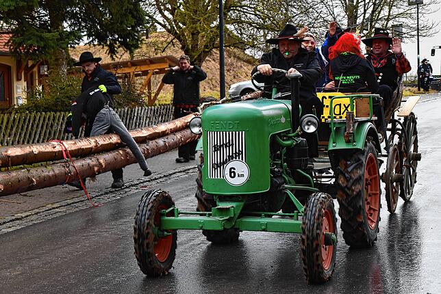 Die Holzer und ihre Gäste kamen teilweise mit dem Ruftaxi zum Dorfgemeinschaftshaus.