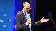 Gegen 19.30 Uhr betritt er die Bühne der Stadthalle Singen: Friedrich Merz will für die CDU der nächste Bundeskanzler Deutschlands werden.