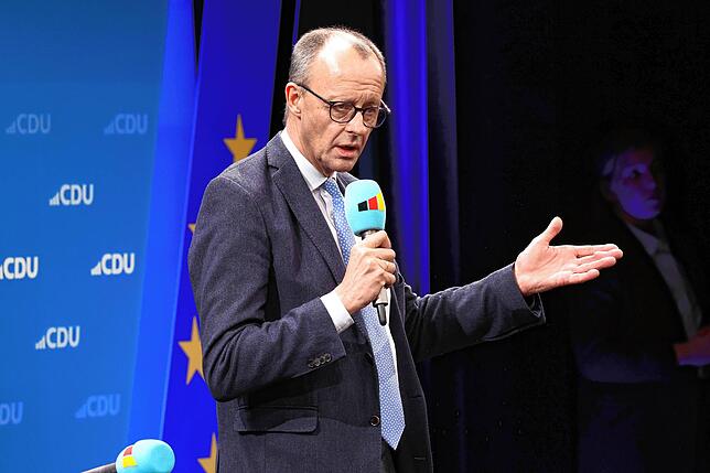 Gegen 19.30 Uhr betritt er die Bühne der Stadthalle Singen: Friedrich Merz will für die CDU der nächste Bundeskanzler Deutschlands werden.