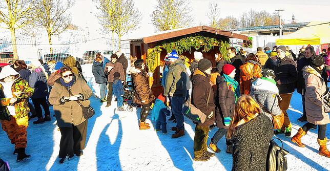 Bei strahlendem Sonnenschein tummeln sich zahlreiche Besucher an den Ständen des Weihanchtsmarktes beim Kreistierheim.