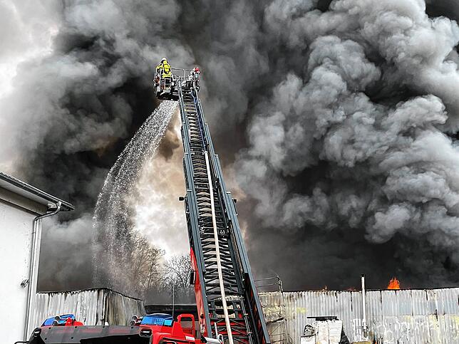 Insgesamt drei Drehleitern waren im Einsatz, um das Feuer zu bekämpfen.