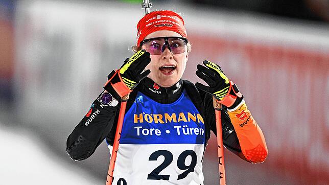 Der ungläubige Blick von Janina Hettich-Walz: Kurz nach dem Zieleinlauf sieht die Schwarzwälderin, dass auf dem Bildschirm die 2 leuchtet.