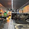 Unfall im Galgenbucktunnel bei Neuhausen am Rheinfall: Ein Pick-up hat sich überschlagen.