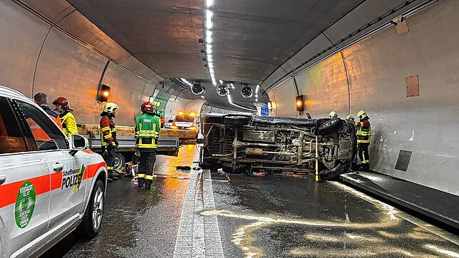 Unfall im Galgenbucktunnel bei Neuhausen am Rheinfall: Ein Pick-up hat sich überschlagen.