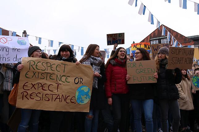 Mit Plakat und Stimme: Rund 200 Jugendliche demonstrieren am Freitagvormittag am Musikantenbrunnen vor dem Rathaus gegen Klimawandel und ...