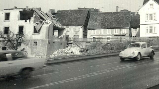 1973 riss man in der Heiligenberger Straße ein Gebäude ab, um Platz für die neue Volksbank zu schaffen.