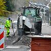 In der Bernau-Menzenschwander-Straße arbeiten die Bauarbeiter derzeit am städtischen Glasfasernetz.