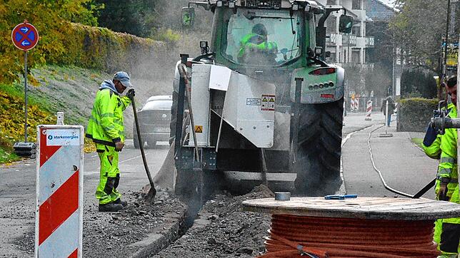 In der Bernau-Menzenschwander-Straße arbeiten die Bauarbeiter derzeit am städtischen Glasfasernetz.