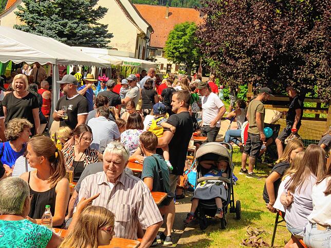 Viele Besucher hat das Brückenfest der Hexengruppe Kirchen-Hausen. Die Sitzplätze sind die ganze Zeit über bis in die Nacht hinein gut ...