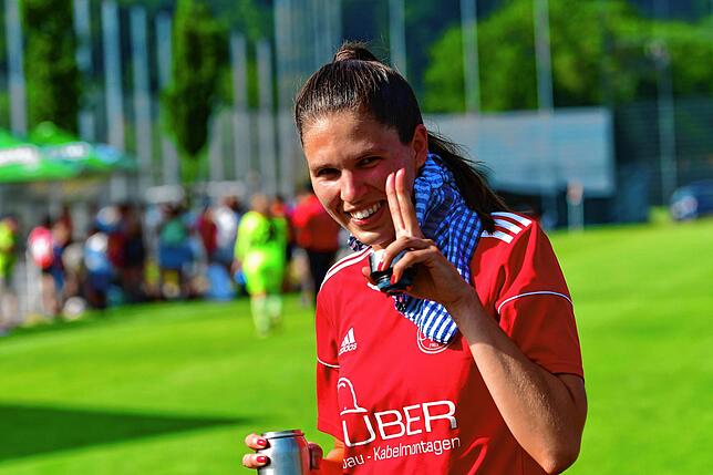 Jil Lehnen (24) wuchs im Taunus, nördlich von Frankfurt/Main auf. Sie spielte zunächst mit den Jungs im Team beim heimischen FC 06 ...