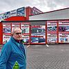 Josef Schneider vor seinem Baumarkt. Die Wurzeln der Firma reichen fast 140 Jahre zurück. Nun wird er sein Unternehmen bis Ende März ...
