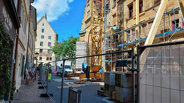 Der Bauzaun und der Kran sind optisch sehr dominant in der Zollernstraße. Die Händler möchten beides in ihre Weihnachtsbeleuchtung ...