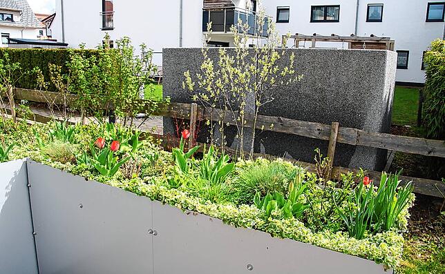 Um das Blumenbeet zu Beispiel kümmert sich ein Team des Wohnprojekts. Aber auch wer in den Urlaub fährt, kann sich der Unterstützung in ...