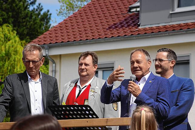 Bild 5: Gute Stimmung beim Jubiläumsumzug des Musikvereins Liggersdorf im Rahmen des Bezirksmusikfestes