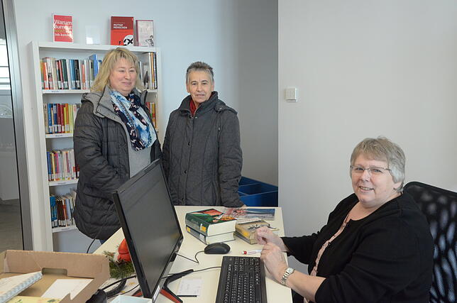 Die beiden Bücherei-Kundinnen Charlotte und Rita Diefenbach freuen sich ebenso über das gelunge Interieur der Bücherei wie ...