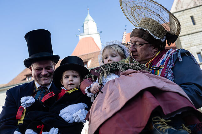 Früh übt sich, wer später einmal Narrenvater oder -Mutter werden möchte. Hier mit den Kindernarreneltern Leon und Henry.