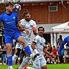 Duell in der Luft: David Tritschler (links) vom FC Neustadt und Villingens Kapitän Dragan Ovuka springen zum Ball. Mauro Chiurazzi ...