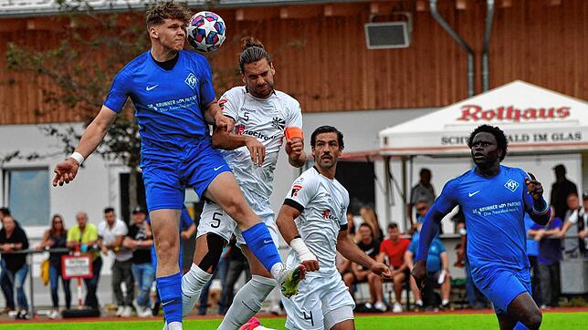 Duell in der Luft: David Tritschler (links) vom FC Neustadt und Villingens Kapitän Dragan Ovuka springen zum Ball. Mauro Chiurazzi ...