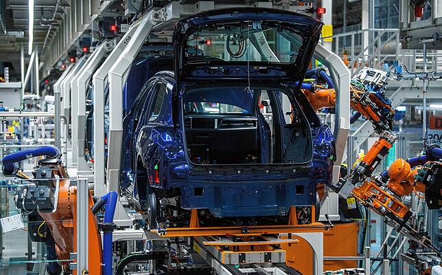 Roboter im Volkswagen-Werk in Zwickau montieren einen Audi Q4 e-tron. In der Autobranche kommt viel Magnesium zum Einsatz.
