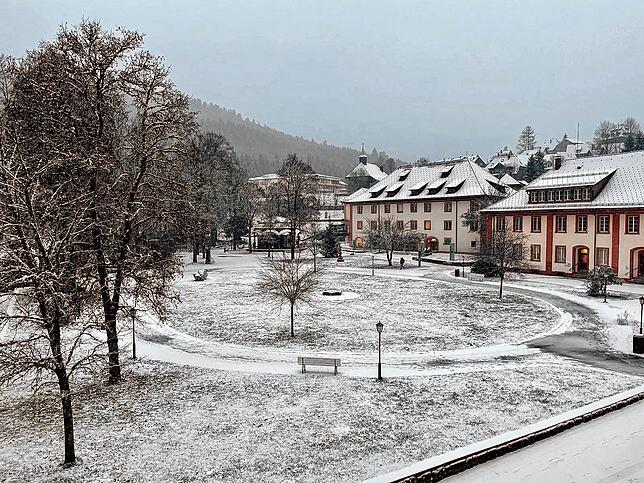 Auch im St. Blasier Kurgarten liegt am 9. Dezember Schnee.