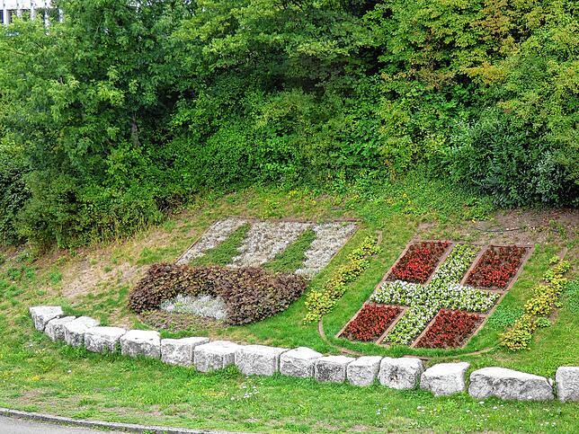 Am südlichen Ortseingang sind die blumigen Gemeindewappen von Albbruck und der Partnergemeinde Carmignano di Brenta ein echter Hingucker.