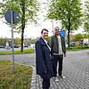 Der erste Baustein für die Döbele-Bebauung: Marion Klose, Leiterin des Amtes für Stadtplanung und Umwelt, und Mitarbeiter Jochen ...
