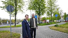 Der erste Baustein für die Döbele-Bebauung: Marion Klose, Leiterin des Amtes für Stadtplanung und Umwelt, und Mitarbeiter Jochen ...