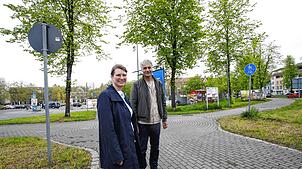 Der erste Baustein für die Döbele-Bebauung: Marion Klose, Leiterin des Amtes für Stadtplanung und Umwelt, und Mitarbeiter Jochen ...