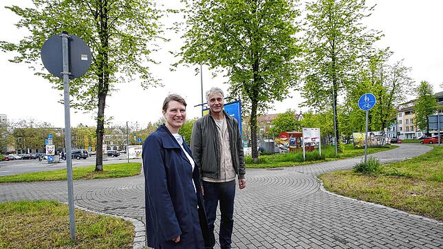 Der erste Baustein für die Döbele-Bebauung: Marion Klose, Leiterin des Amtes für Stadtplanung und Umwelt, und Mitarbeiter Jochen ...