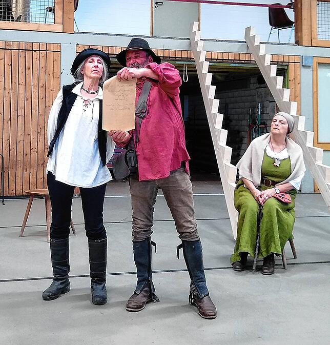 Im Bild Bernd Eisenhardt als Bauernführer Hans Wunderer mit Patricia Fürst als Matern Feuerbacher. Beobachtet werden sie von Sybille ...