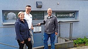 Wenn es mal dringend ist: Diana Leitner (links) freut sich mit Bürgermeister Adrian Schmidle und Bauhofleiter Benjamin Schwarz über die ...