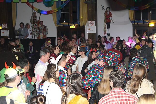 Die bunt verkleideten Narren feierten auf dem Lumpenball in Markdorf zur Musik von DJ Hannes von VB Sound.