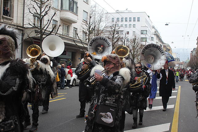 Bild 40: Hästräger und Guggenmusiker aus VS beim Narrentreffen in Fribourg am Sonntag (2)