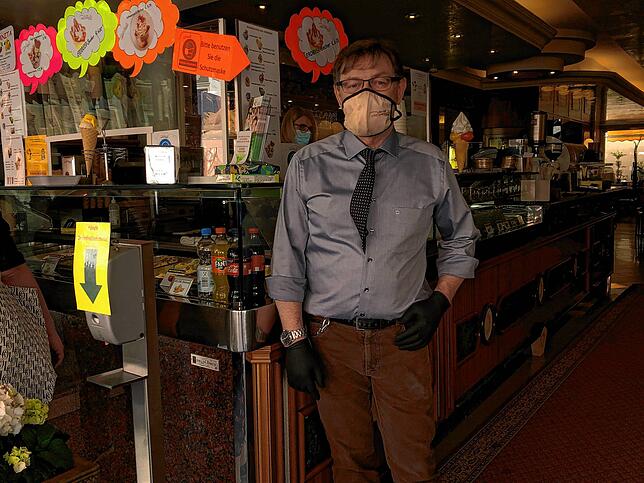 Cesara Gianotti und seine Mitarbeiter des Eiscafé Zampolli arbeiten die ganze Zeit mit Mundschutz.