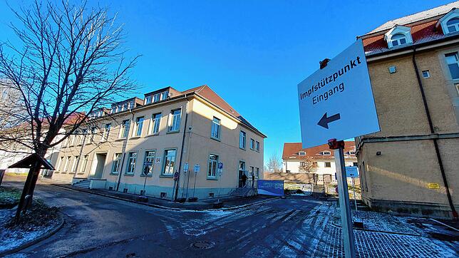 Ein Schild weist den Weg für die letzten Meter zum neuen Kreis-Impfstützpunkt in Donaueschingen.