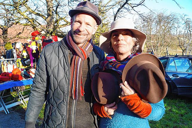 Pat und Miraa&lsquo; Anada haben sich mit schicken Hüten eingedeckt.