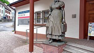 Frisch renoviert ist der Eingangsbereich des Schwarzwaldmuseums an der Wallfahrtstraße mit der neuen Hinweistafel auf die ...