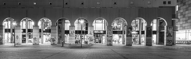 Auch das ist Konstanz: Die besprühte Torbogen-Fassade am Augustinerplatz.
