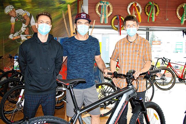 Michael Wehinger (Mitte), Inhaber des Pedal, freut sich mit Sohn Lukas Wehinger und Mitarbeiter Mike Gahrig über Kundschaft.