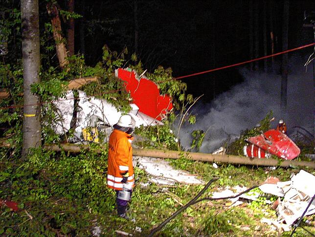 Bild 4: Bilder von Trümmern und Trauer: Vor 20 Jahren stießen über Überlingen zwei Flugzeuge zusammen
