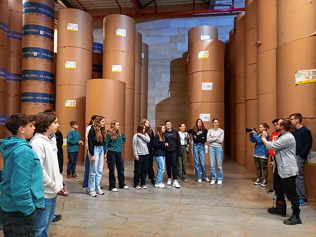 Die achte Klasse des Marianums Hegne wurde bei der Media Tour des SÜDKURIER unter anderem durch die Druckerei geführt.