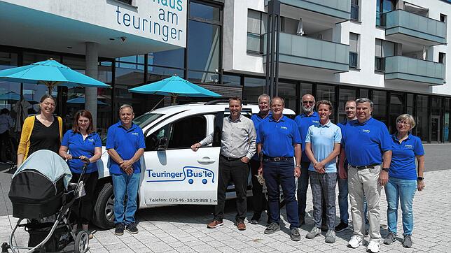 1000 Fahrten für das Teuringer Busle in Oberteuringen: Zwei Jahre nach der Gründung des Vereins freut sich Bürgermeister Ralf Meßmer (an ...