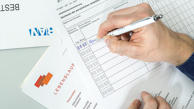 Gegenüber der Arbeitslosenkasse macht er falsche Angaben und bezieht unrechtmäßig 15.000 Franken. (Symbolbild) Das Gericht spricht gegen ...