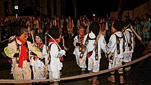Der Tanz der jungen Hirtebuebe eröffnet den Reigen der Brauchtumsvorführungen zur Eröffnung der Fasnet. Bild: Hans-Jürgen Kommert