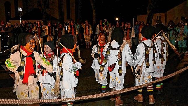 Der Tanz der jungen Hirtebuebe eröffnet den Reigen der Brauchtumsvorführungen zur Eröffnung der Fasnet. Bild: Hans-Jürgen Kommert