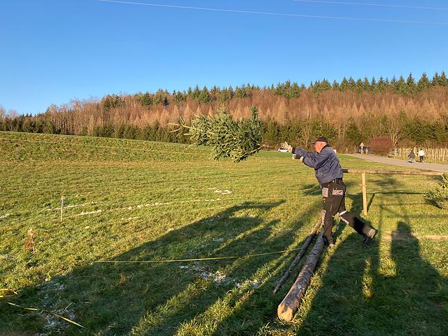 Bild 7: Weihnachtsbaum-Weitwurf in Neufrach: Die besten Bilder vom Funken-Fest!