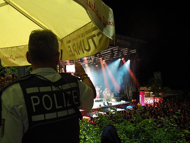 23:13 Uhr: So ein Konzert gibt es nicht alle Tage. Für die Polizeibeamten endet ein langer, aber insgesamt friedlicher Tag. Und sogar ...