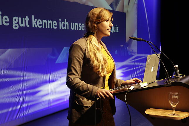Referentin Kim Beck spricht mit den Schülern über Fake News und die Herausforderungen der Medienwelt.