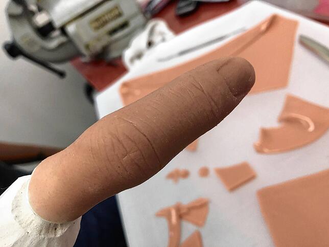 Bild 2: Azubis aus der Region: Sie geben Menschen Lebensqualität zurück &ndash; Jana Lehmann und Adrian Iacubino werden Orthopädietechniker und -schuhmacher